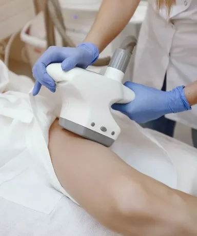 Mujer recibiendo tratamiento de Sesión Body Sculpt