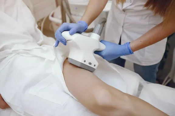 Mujer recibiendo tratamiento de Sesión Body Sculpt