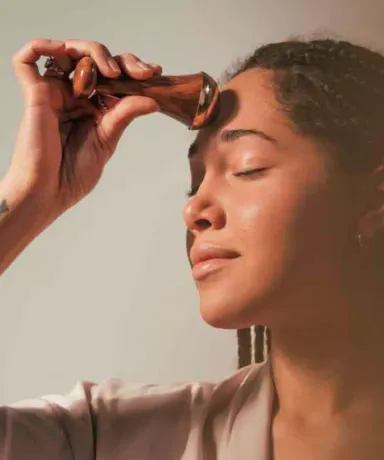 Mujer realizando masaje Kansa Wand