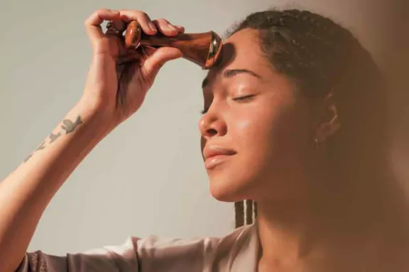 Mujer realizando masaje Kansa Wand