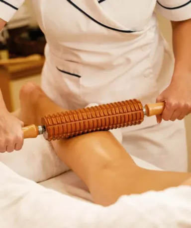 Mujer recibiendo tratamiento de Sesión Maderoterapia