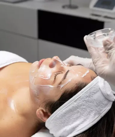 Mujer recibiendo tratamiento de Peeling Químico