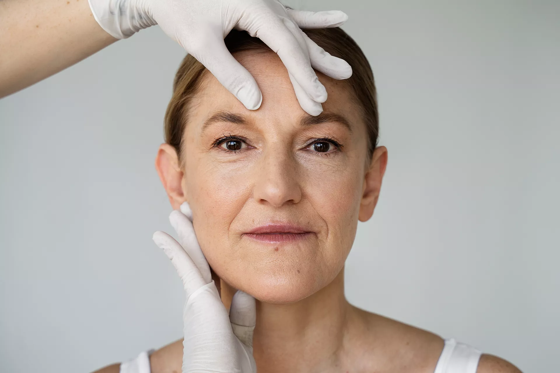 Mujer recibiendo tratamiento facial